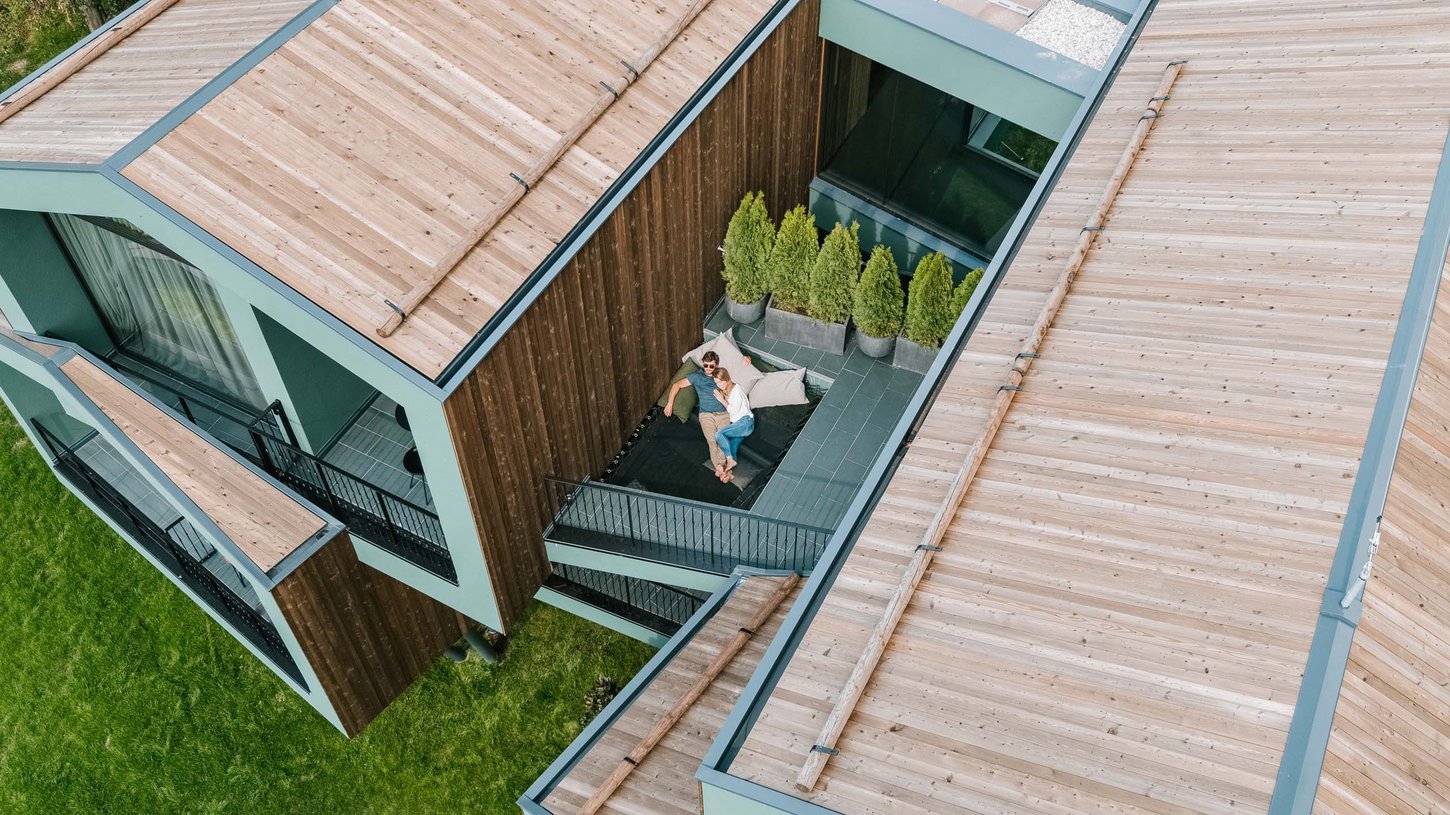 Zwei Personen genießen die Ruhe Entspannen auf der Terrasse