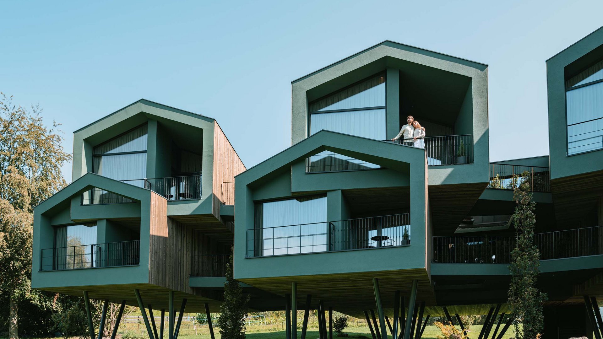 Moderne Chalets auf Stelzen mit Balkonansicht Moderne Chalets auf Stelzen