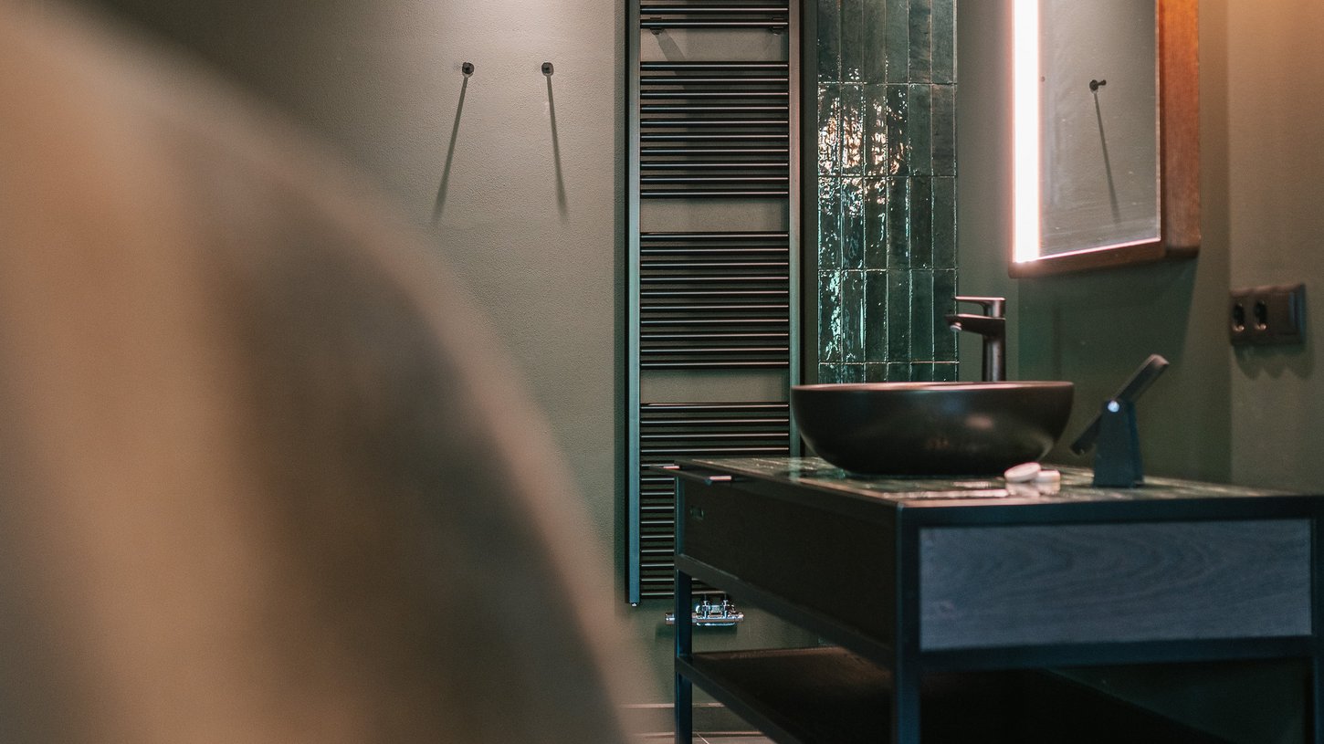 Stilvolles Badezimmer im Chalet mit moderner Beleuchtung Chalet-Badezimmer mit moderner Beleuchtung