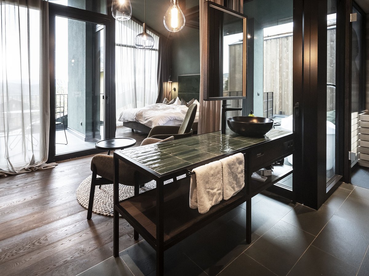 Luxuriöser und stilvoller Innenraum eines Chalets mit Ess- und Schlafbereich Moderner Chalet-Innenraum mit Ess- und Schlafbereich