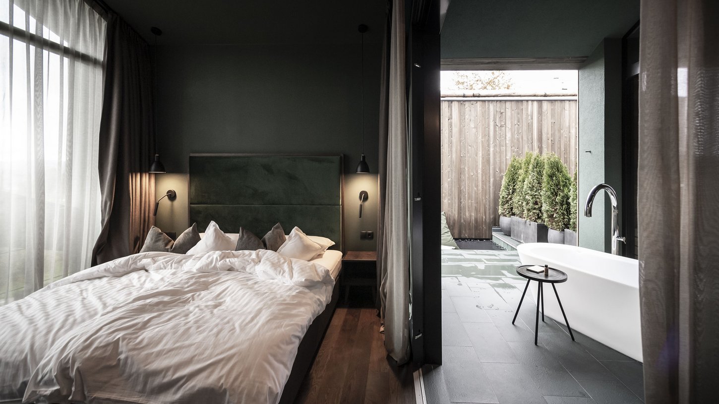 Modernes Chalet-Schlafzimmer mit offener Verbindung zum Bad Chalet-Schlafzimmer mit Zugang zum Bad