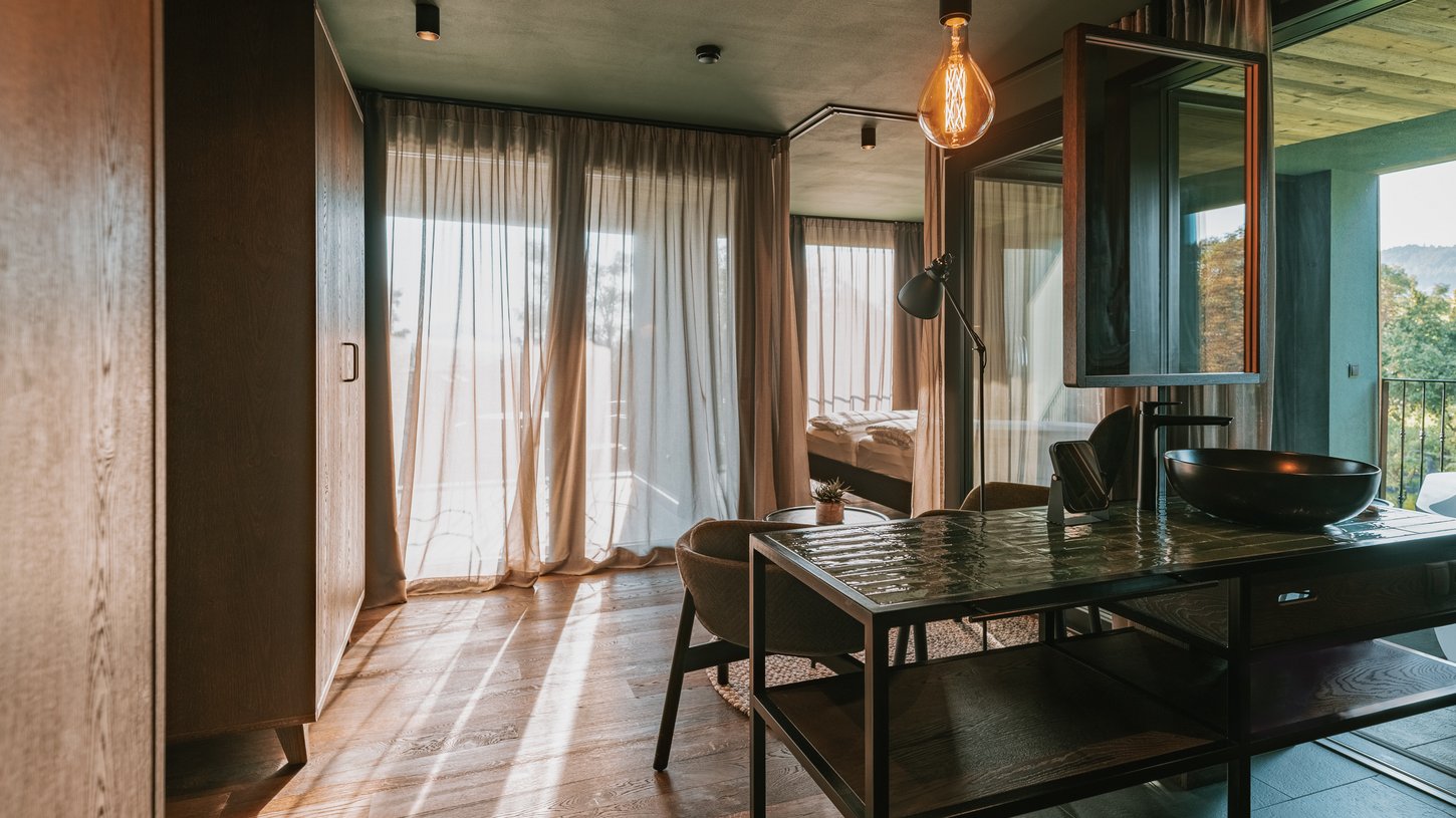 Heller und moderner Chalet-Innenraum mit stilvollem Design Chalet-Innenraum mit großem Fenster